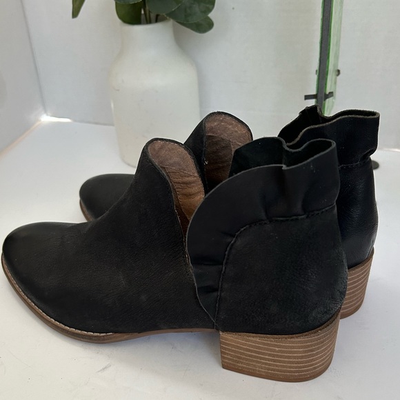 NWOT! Seychelles Black Leather Snare Ruffled Booties. Size 10 - Picture 5 of 11